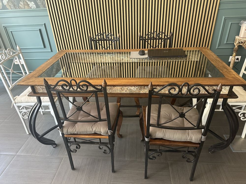 Mesa com  6 cadeiras .