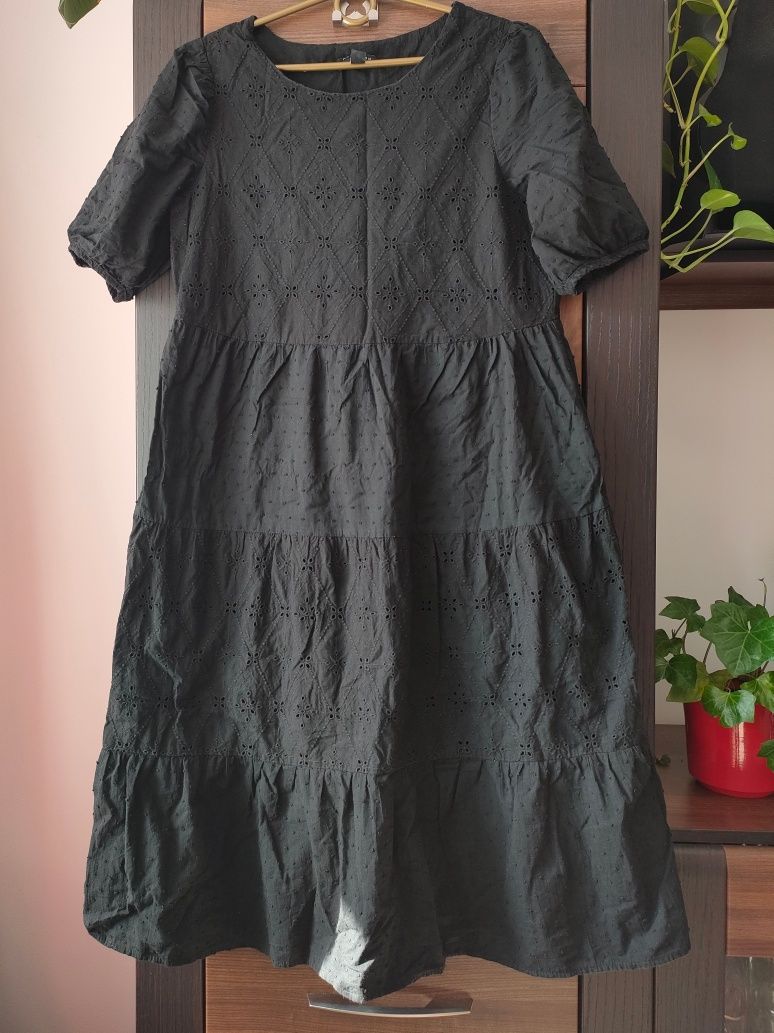 Czarna ażurowa sukienka z falbanką New Look Petite M przewiewna
