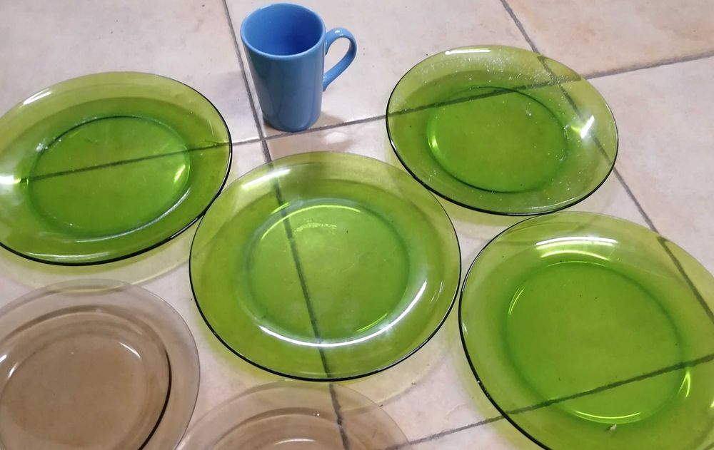 Pratos diversos e uma caneca, tudo por 5€