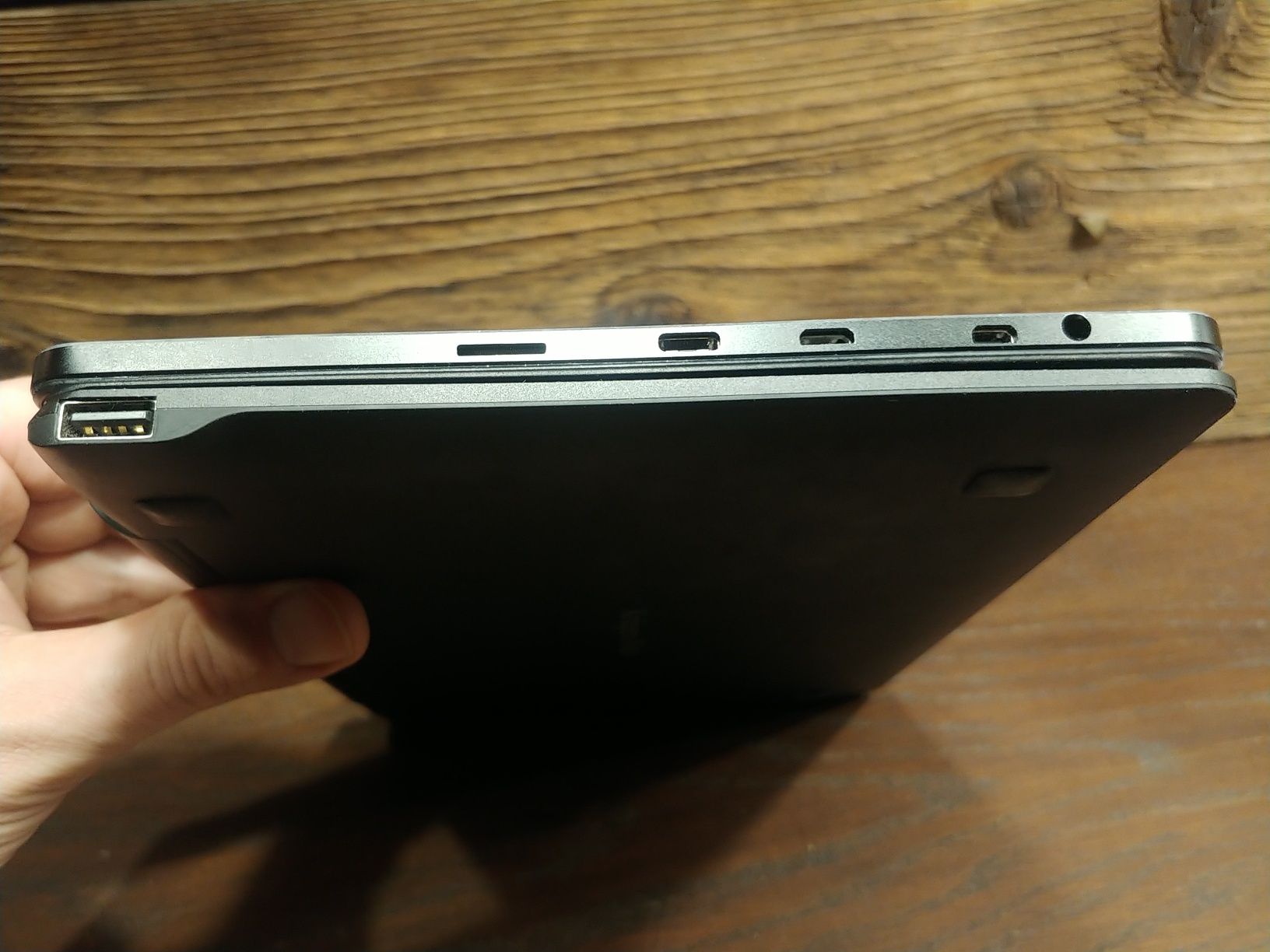 Tablet z klawiaturą 2 w 1. Kruger & Matz EDGE1088