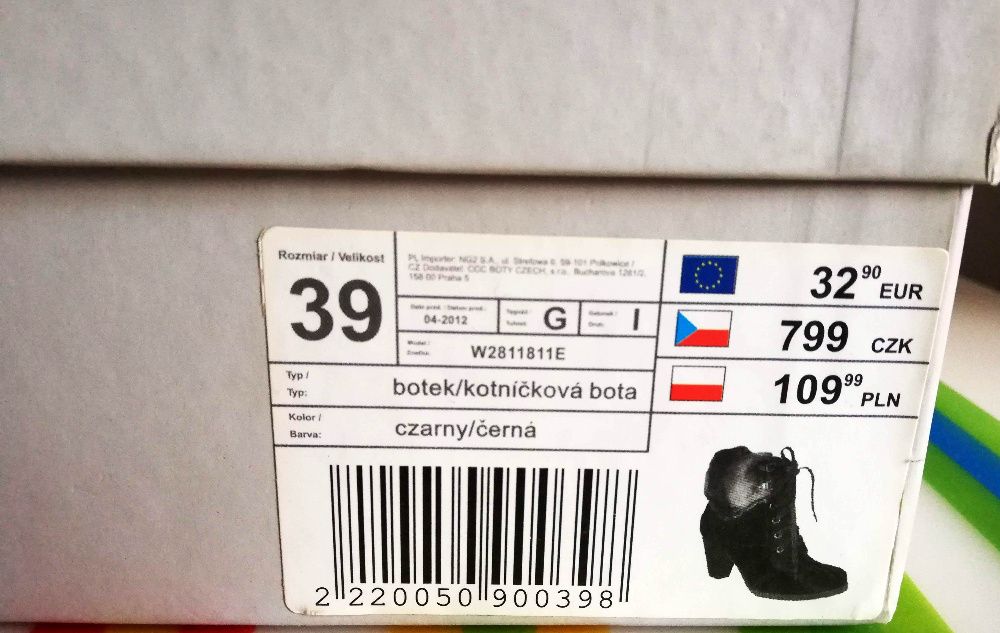 Czarne zamszowe botki CCC