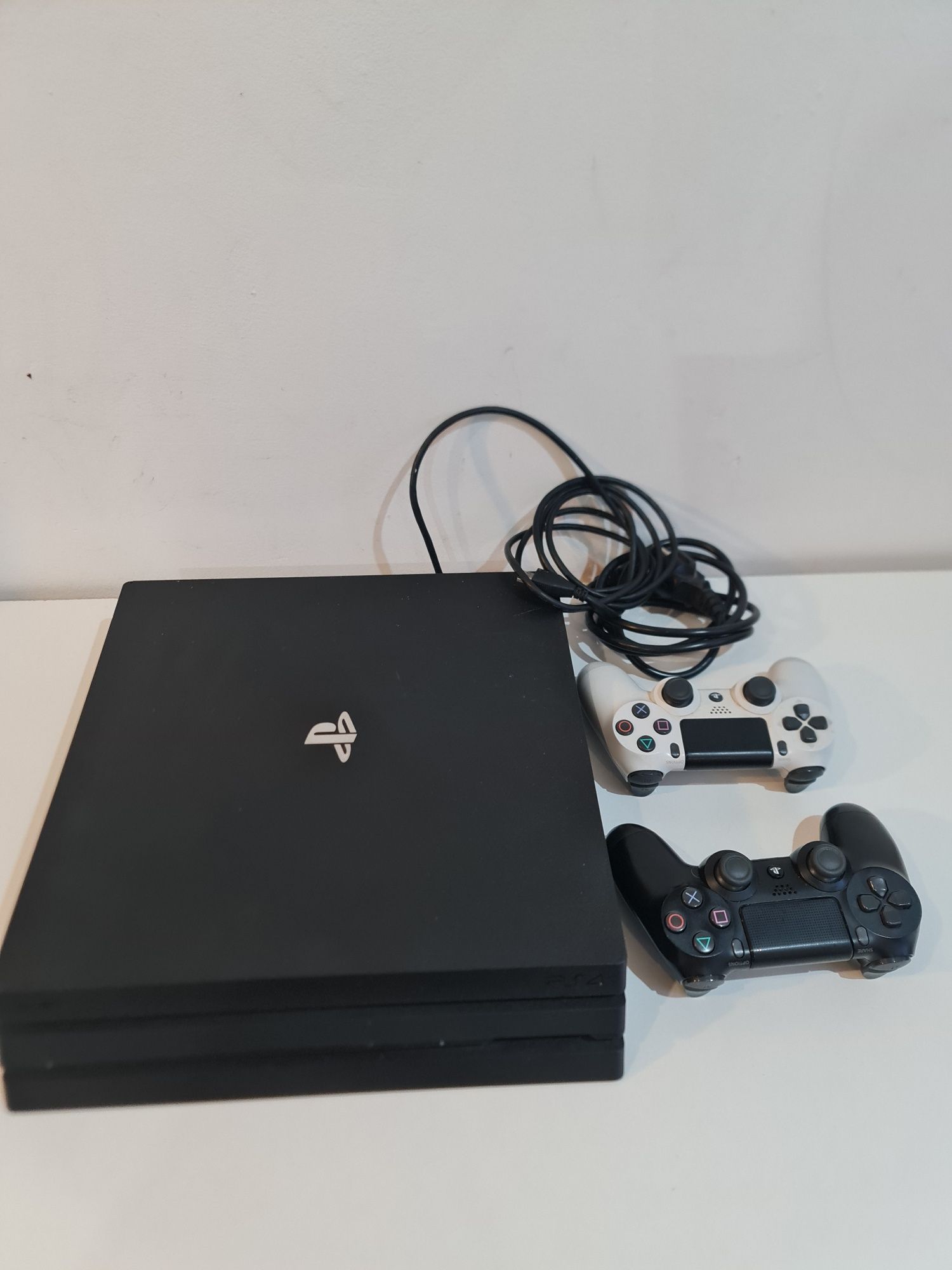 Playstation 4PRO 1TB + 2 comandos originais