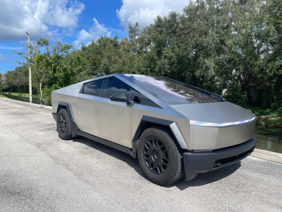 Tesla Cybertruck      2024