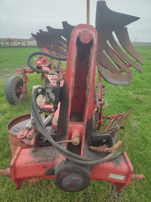 Продам оборотный плуг 5+1 и глубокорыхлитель плоскорез АКШ 5.6