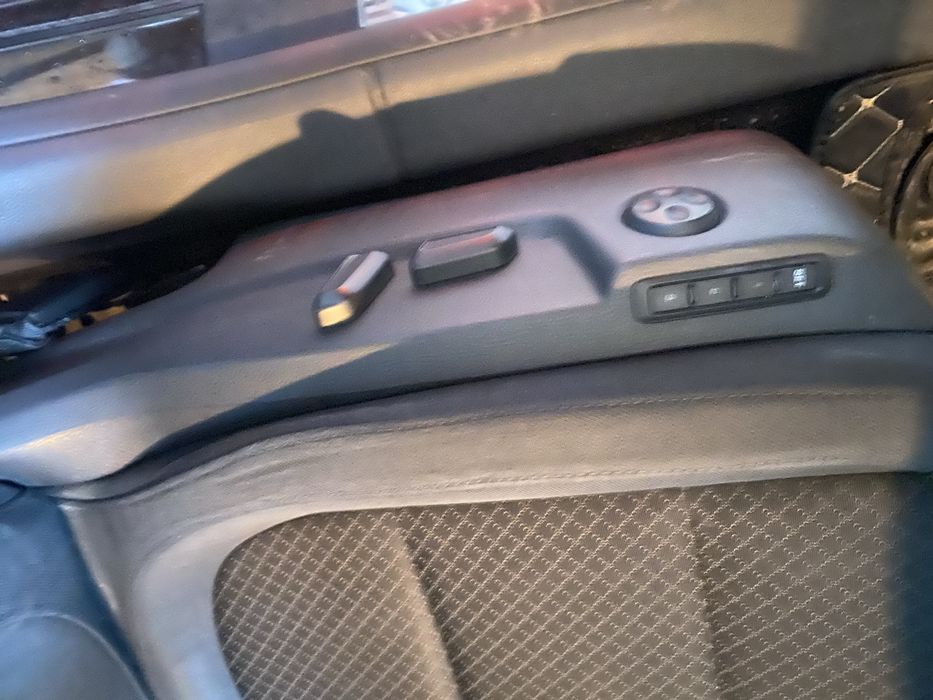 Авто повний привід,сама повна комплектація ,крім шкіри,сервісна книга!