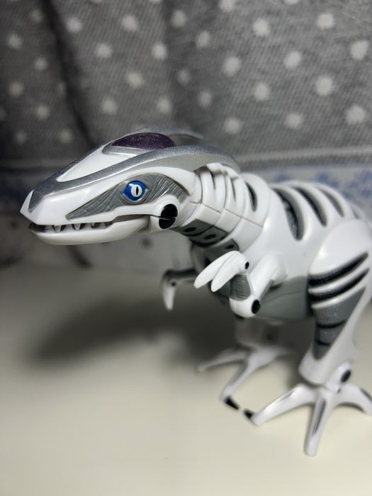 робот-динозавр Roboraptor
