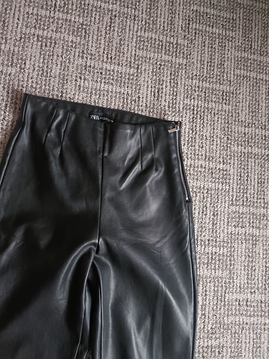 Lateksowe spodnie z szerszą  nogawka dzwon Zara