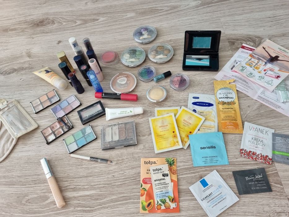 Zestaw kosmetyków cienie do oczu szminka pomadki krem lusterko