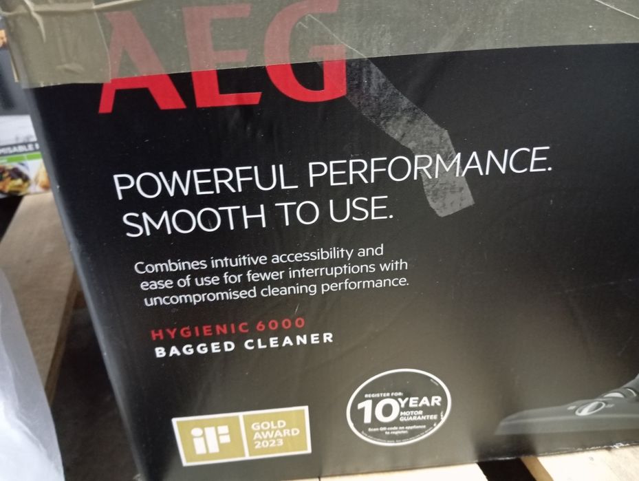 Пылесос мешковый AEG пилосос