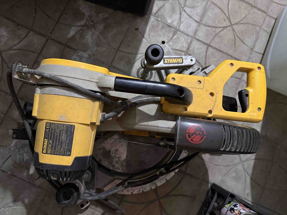 Торцовочная пила с двойным наклоном DeWalt DW716