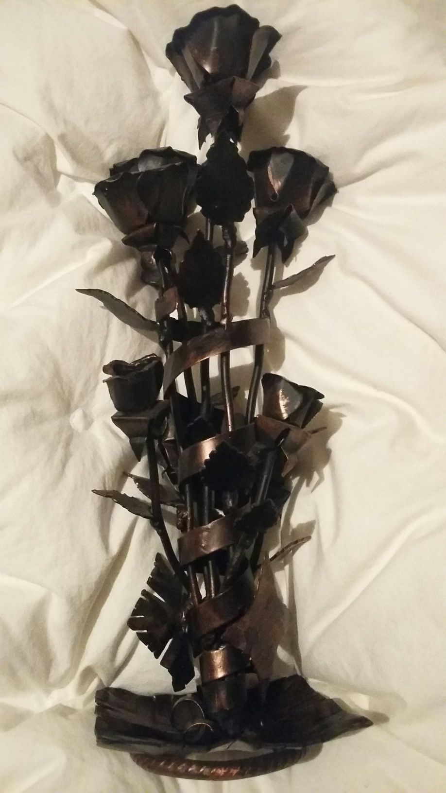 Металева підставка з трояндами