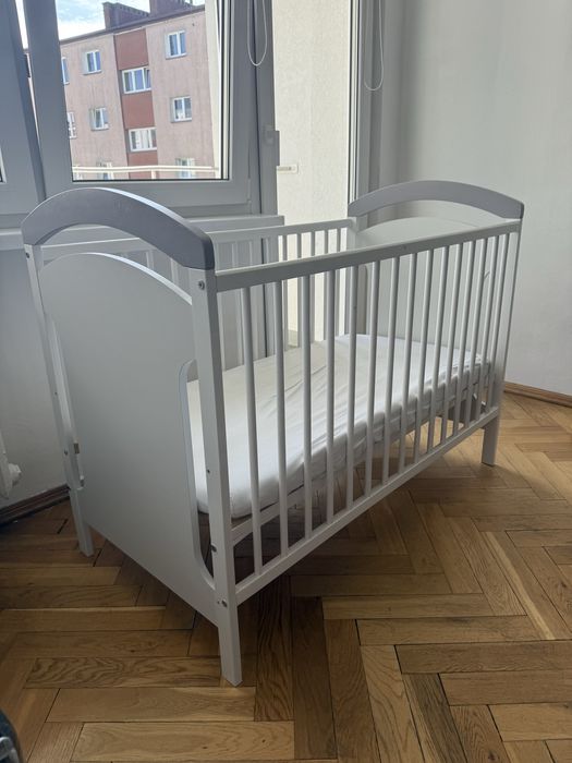 Łóżeczko dziecięce z materacem