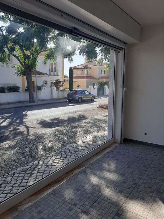 Alugo loja bonita com 45 m2 semi nova nas cadsas de Azeitão
