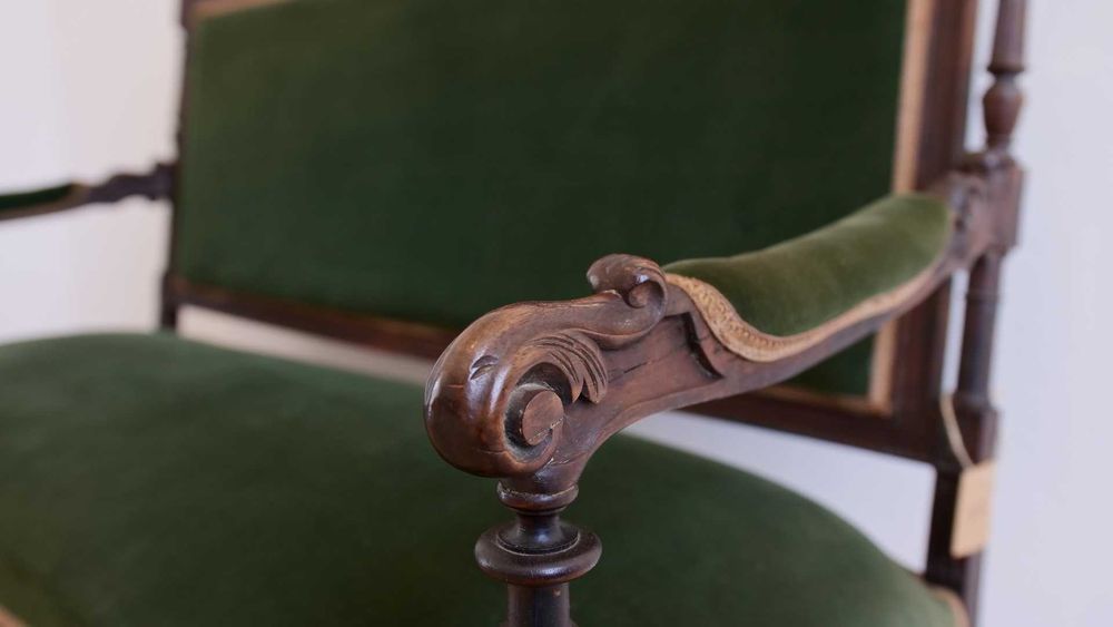 Canapé e cadeirões em vinhático estofados a veludo verde