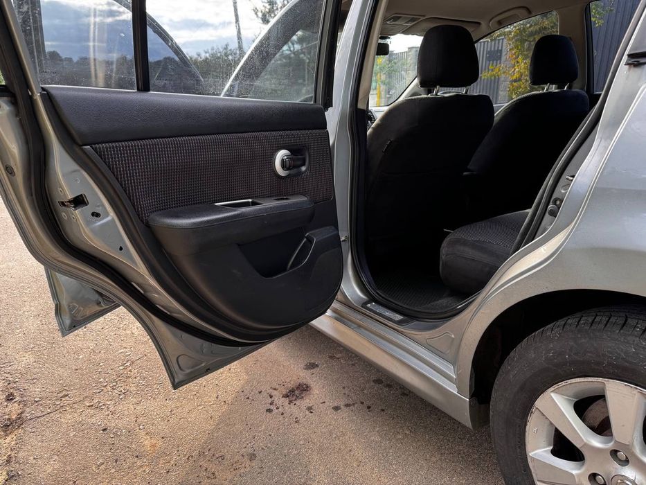 Продам нисан Тиида автомат 1.6