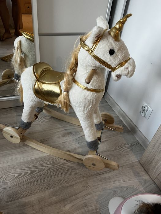 Grający koń na biegunach, jeżdżący