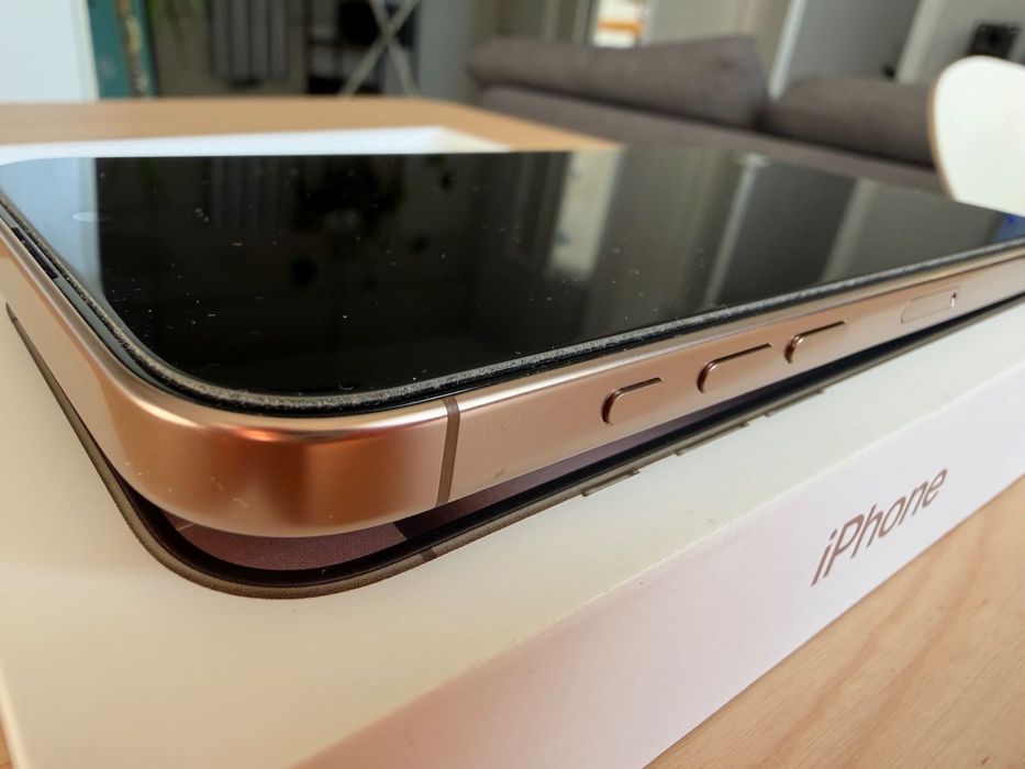 iPhone 16 Pro 128GB pustynny tytan + 2 etui