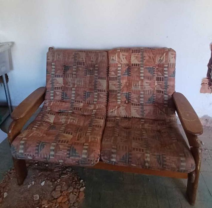 Conjunto de sofás em madeira