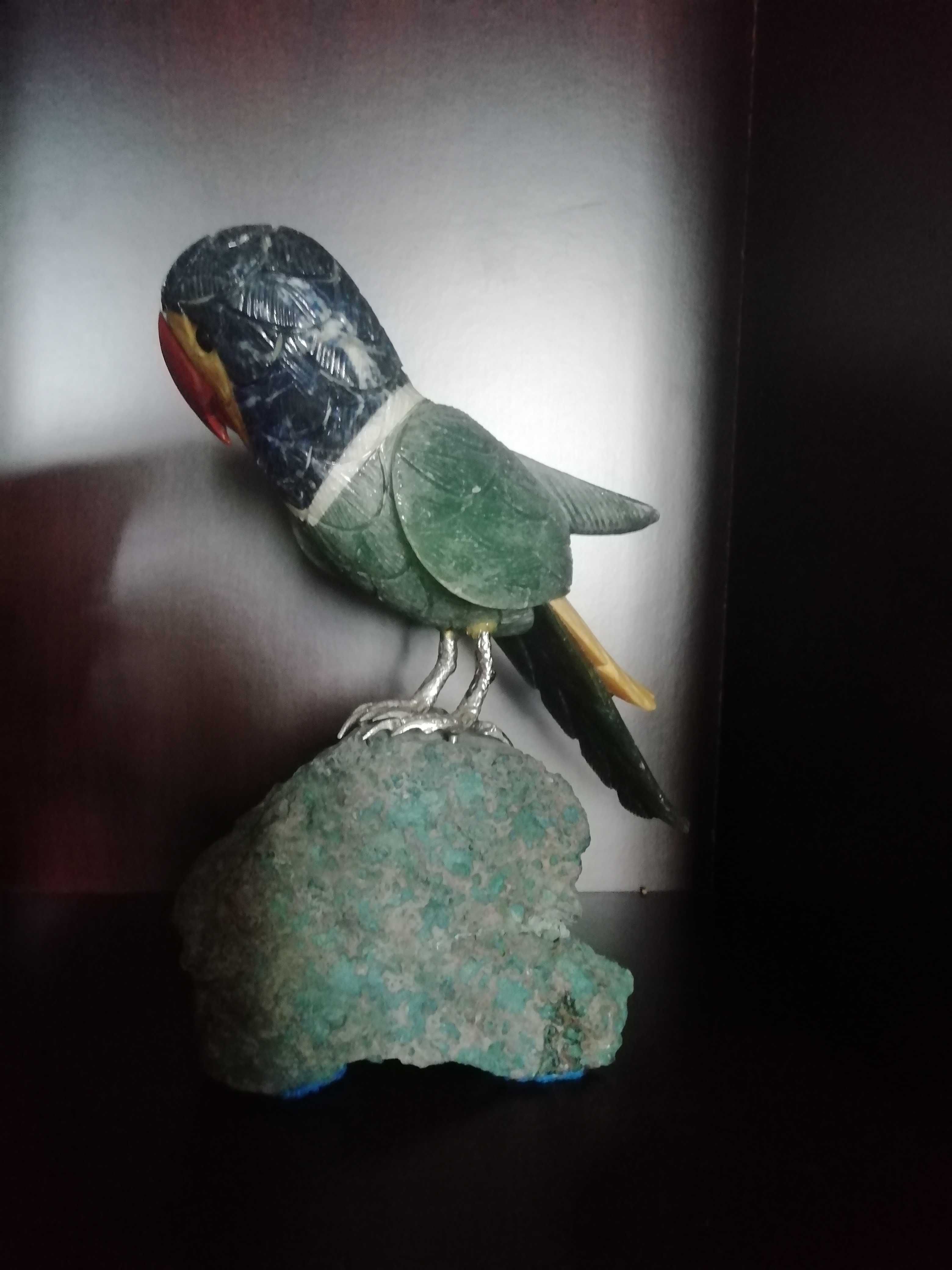 Esculturas de pássaros em pedras semi preciosas