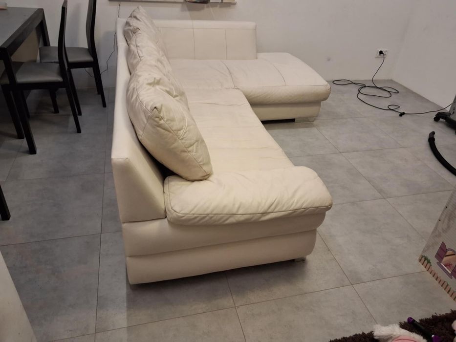 Biały skórzany narożnik