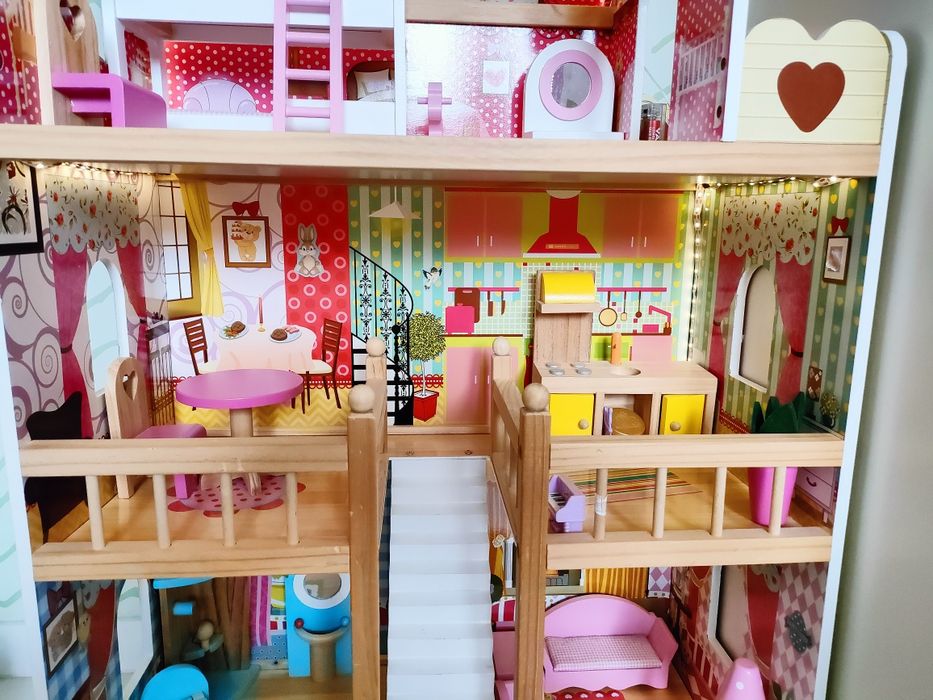 Drewniany domek z oświetleniem