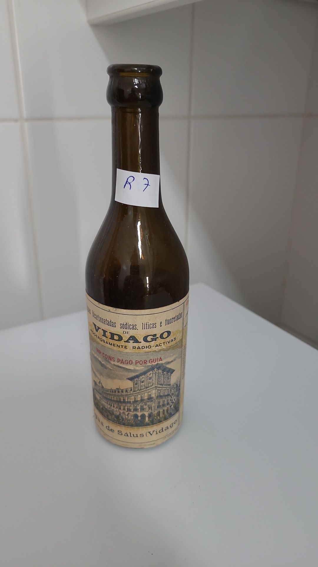 Antiga garrafa de água em vidro da marca Vidago c/rótulo de papel