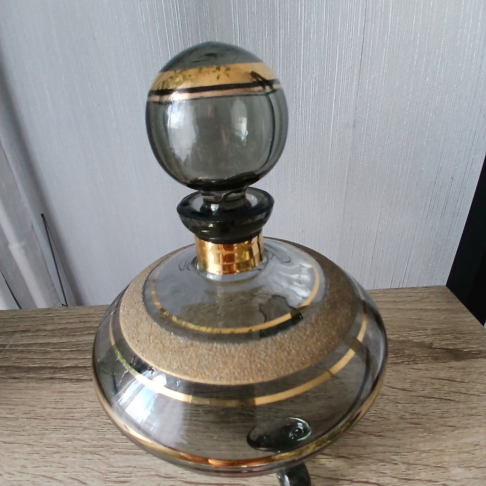 Mała karafka ze szkła dymionego, szaro-złoty, styl Mid Century Vinta