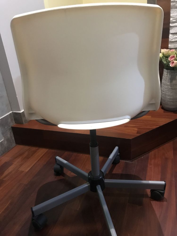 Fotel biurowy biały na kółkach z Ikea
