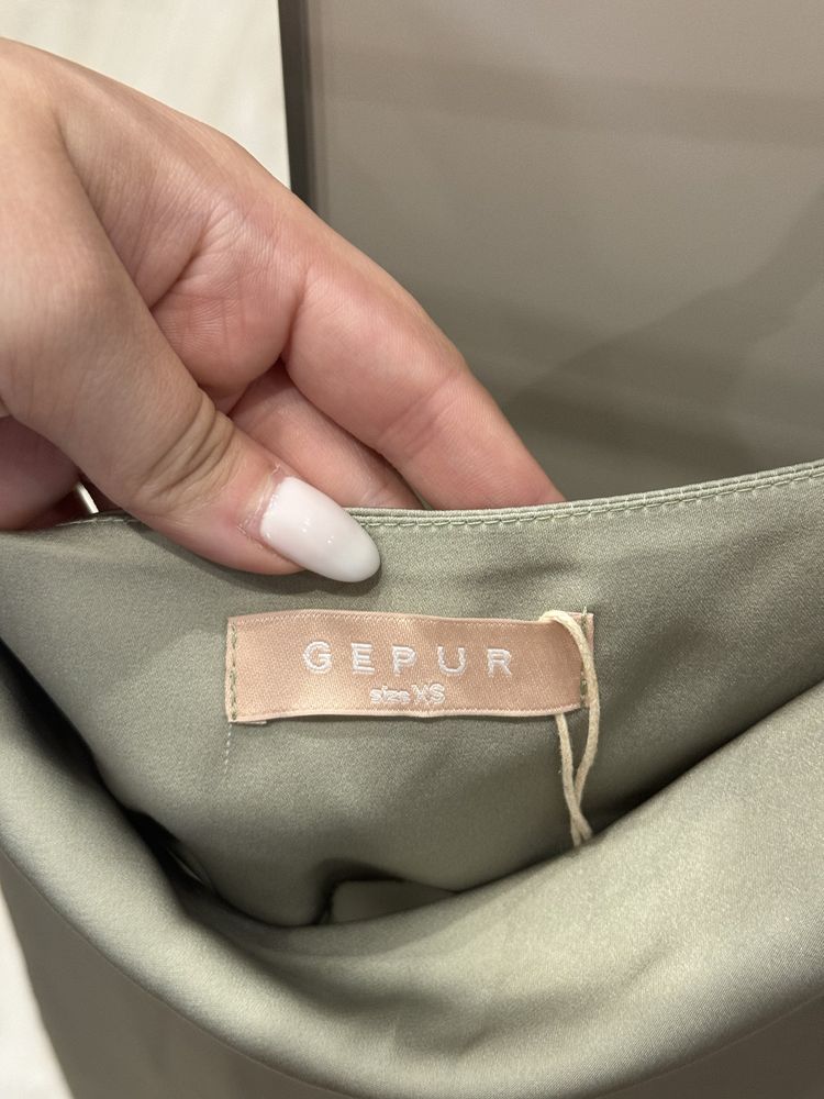 Сукня атласна оливкова бренду Gepur