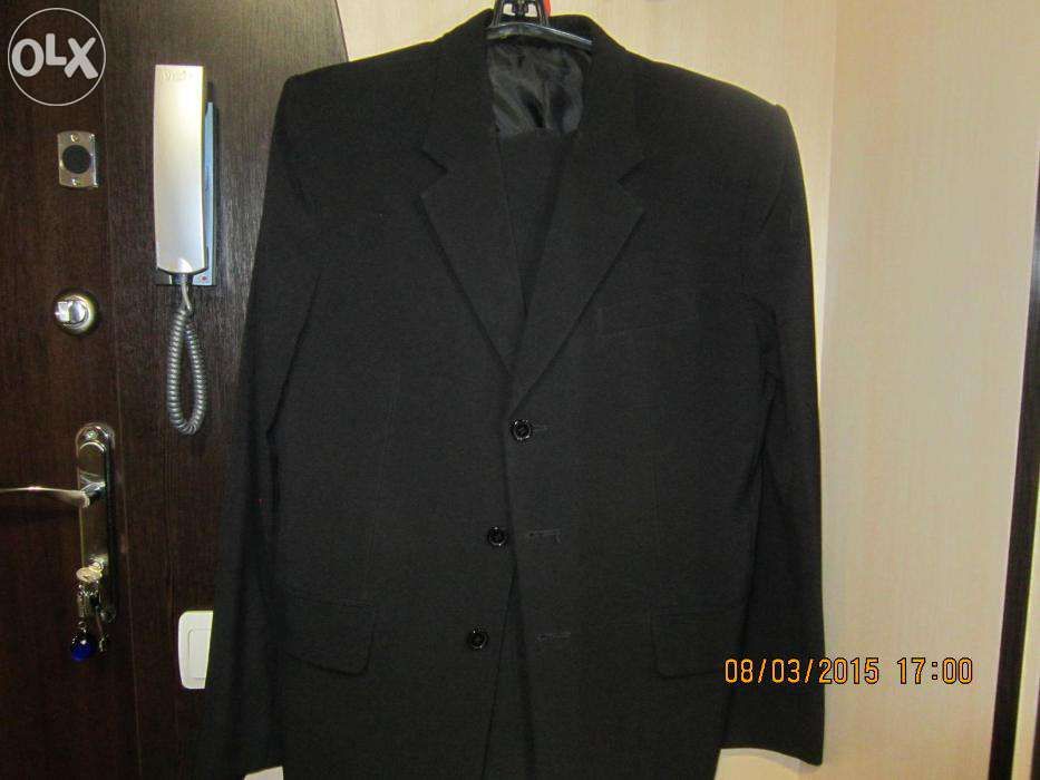 Костюм мужской, черного цвета.