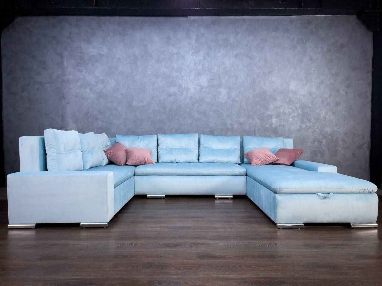 Производитель мягкой мебели предлагает угловой диван [GRANDE] .