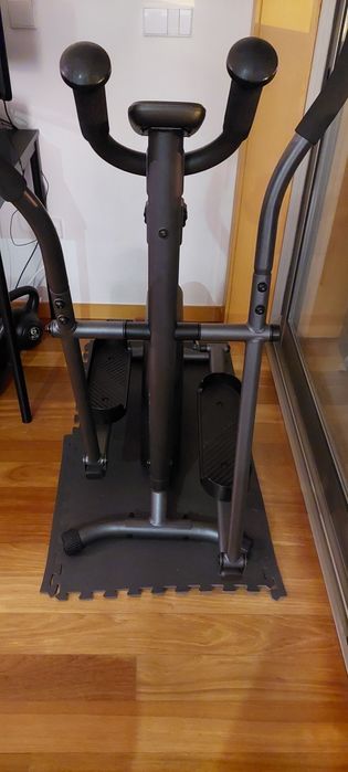 Bicicleta elíptica de treino com protector de chão