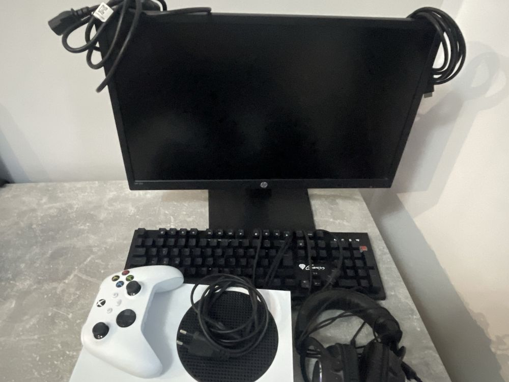 Xbox series s + monitor144hz/22 cale do tego klawiatura i sluchawki