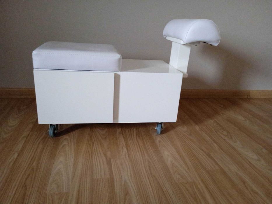 taboret pufa kosmetyczna z podnóżkiem do pedicure