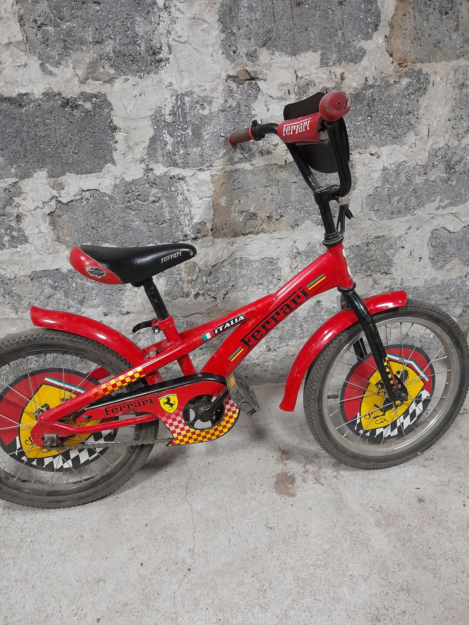 Детский велосипед  с дополнительными колёсами
