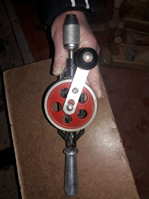Продаю ручную дрель .