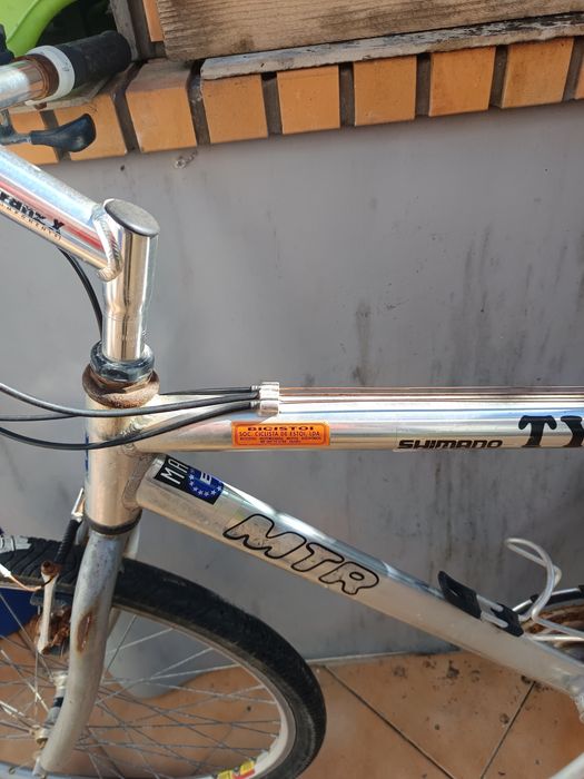 Dias bicicletas uma de passeio e outra de  desporto