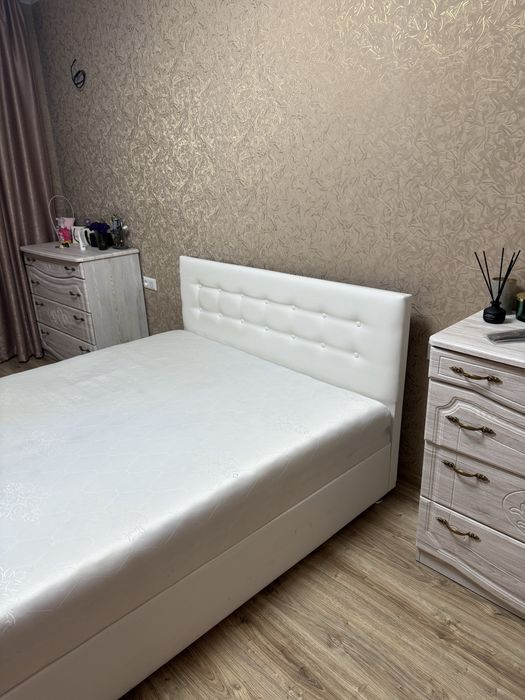 Продам двоспальнє ліжко з матрасом