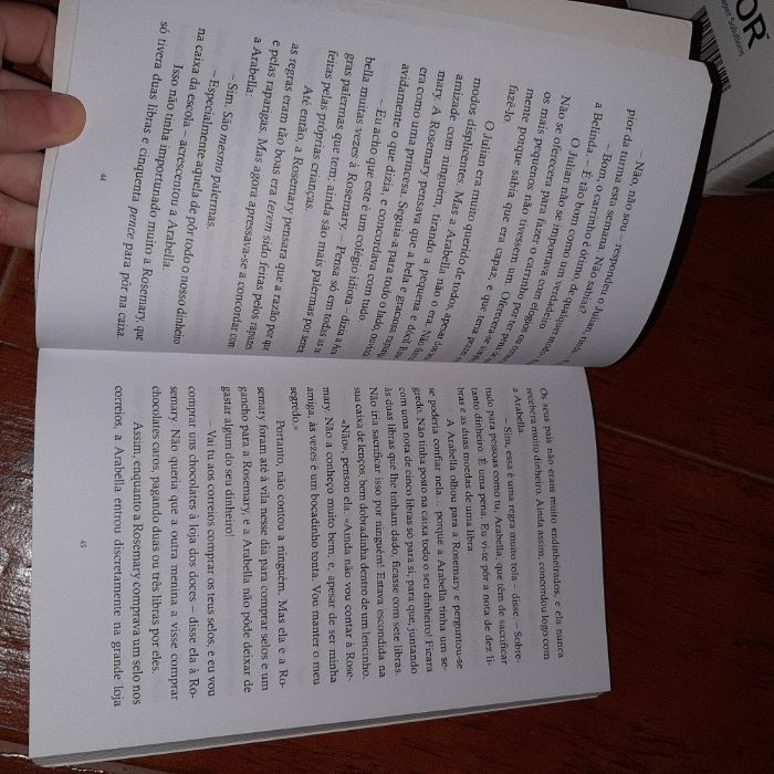 Livro A Rapariga Rebelde Brilha na escola, como novo.