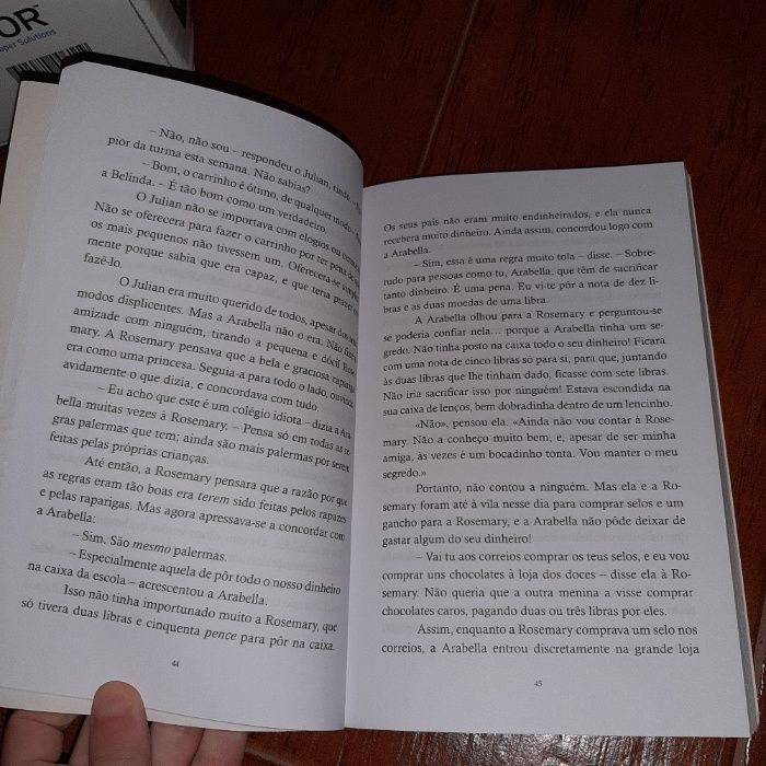 Livro A Rapariga Rebelde Brilha na escola, como novo.