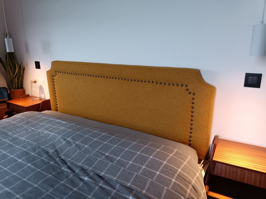 Cabeceira de cama amarela mostarda com tachas