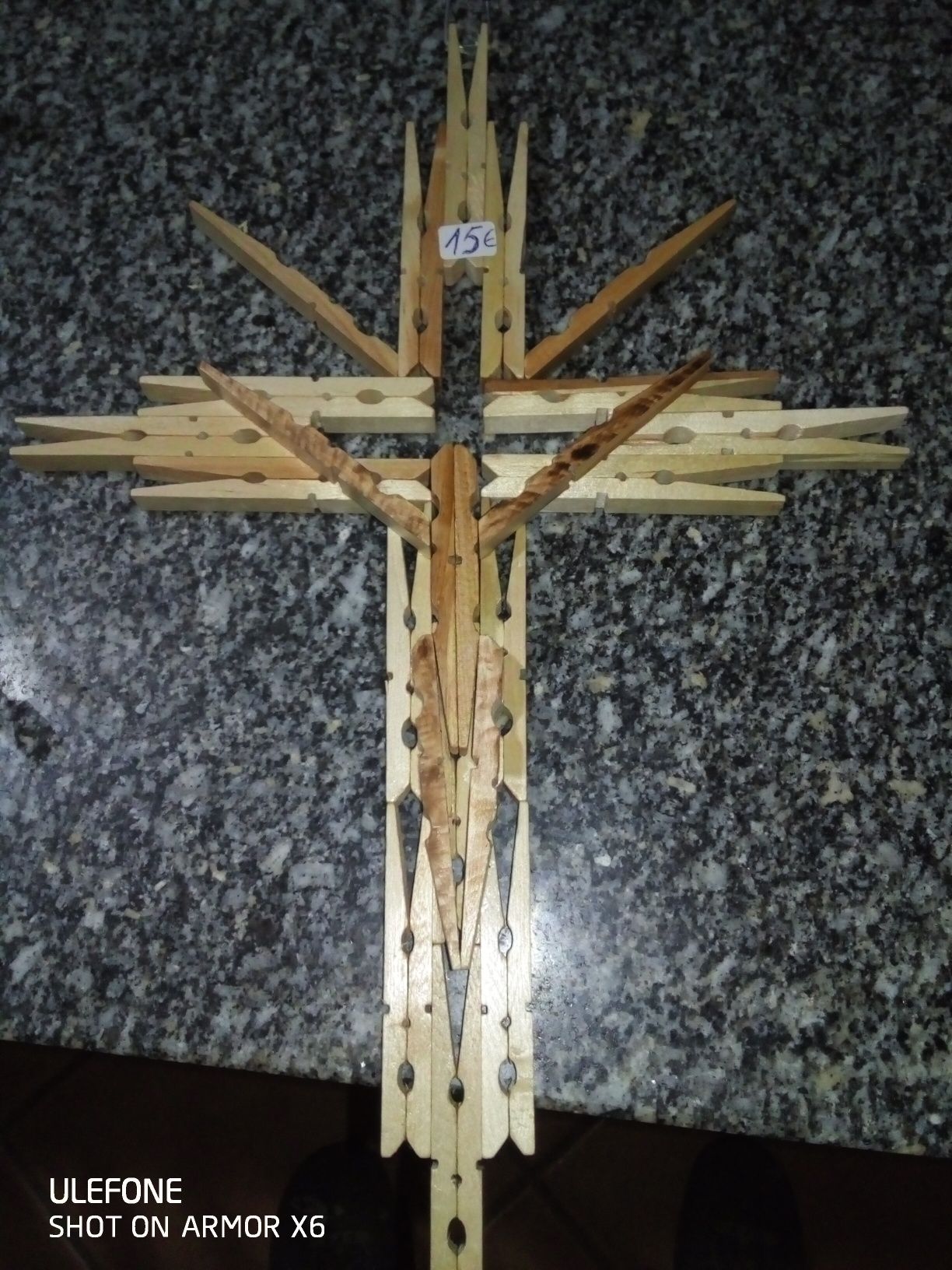 Crucifixos com molas de madeira várias pessas