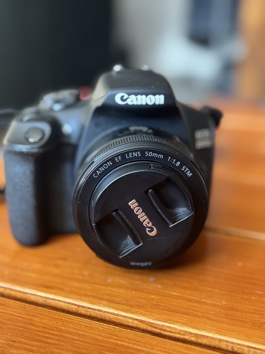 Canon EOS2000D + obiektyw EF-S 18-55mm f/3,5-5.6