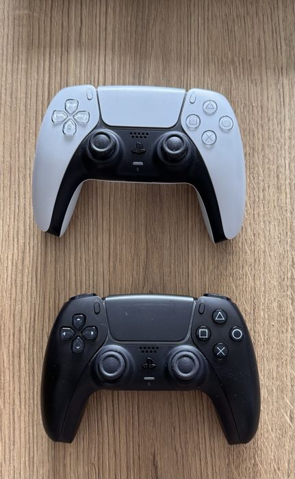 Dwa pady do PS5 - uszkodzone