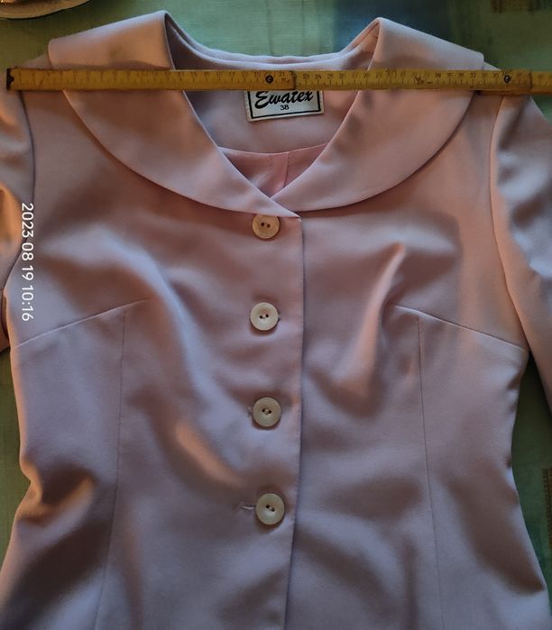 Śliczny kostium damski w pastelowym kolorze