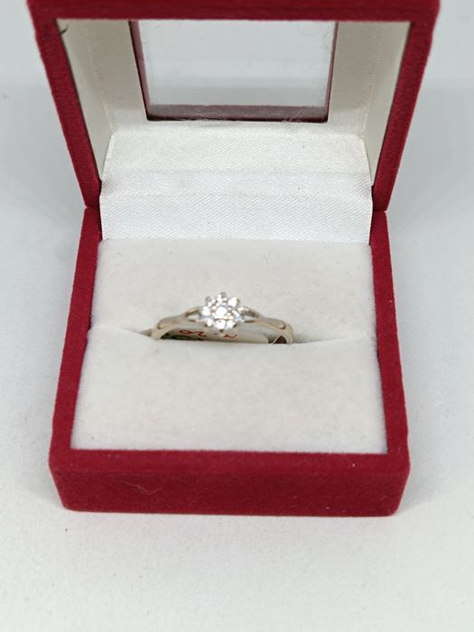 Złoty pierścionek z cyrkoniami, białe złoto 585 rozmiar 20