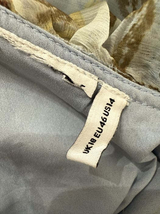 Niespotykana asymetryczna suknia ASOS w kwiatowy wzór, falbanki, cekin