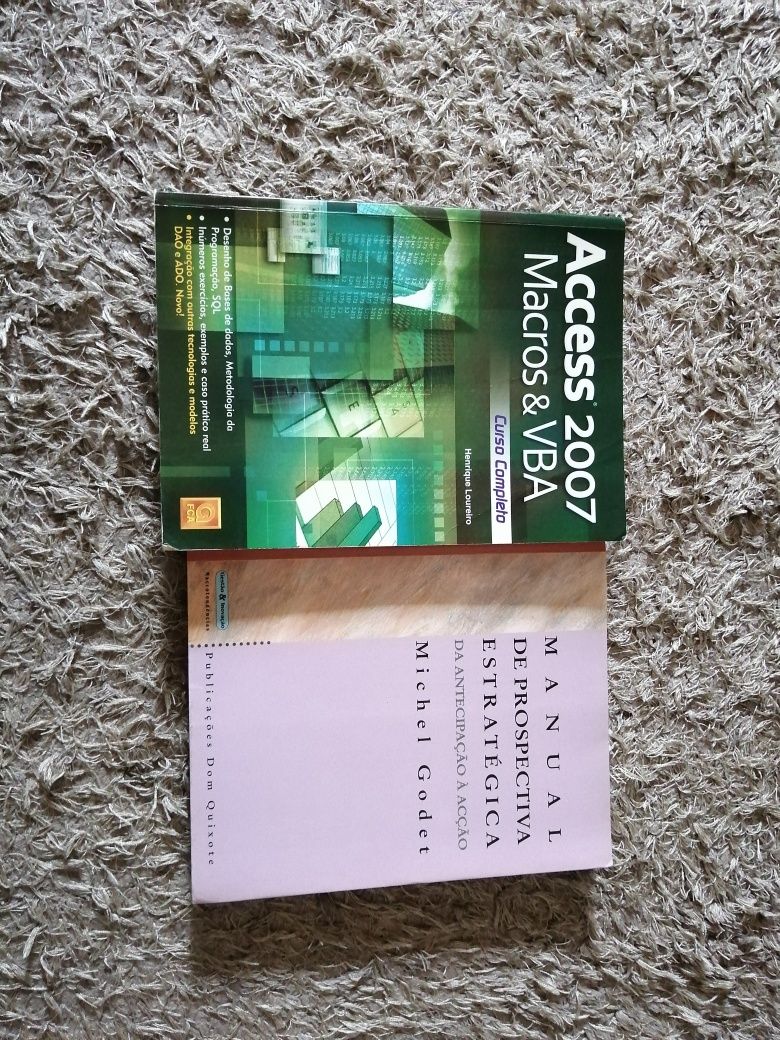 Livros de informática, estratégia, comunicação e literatura portuguesa