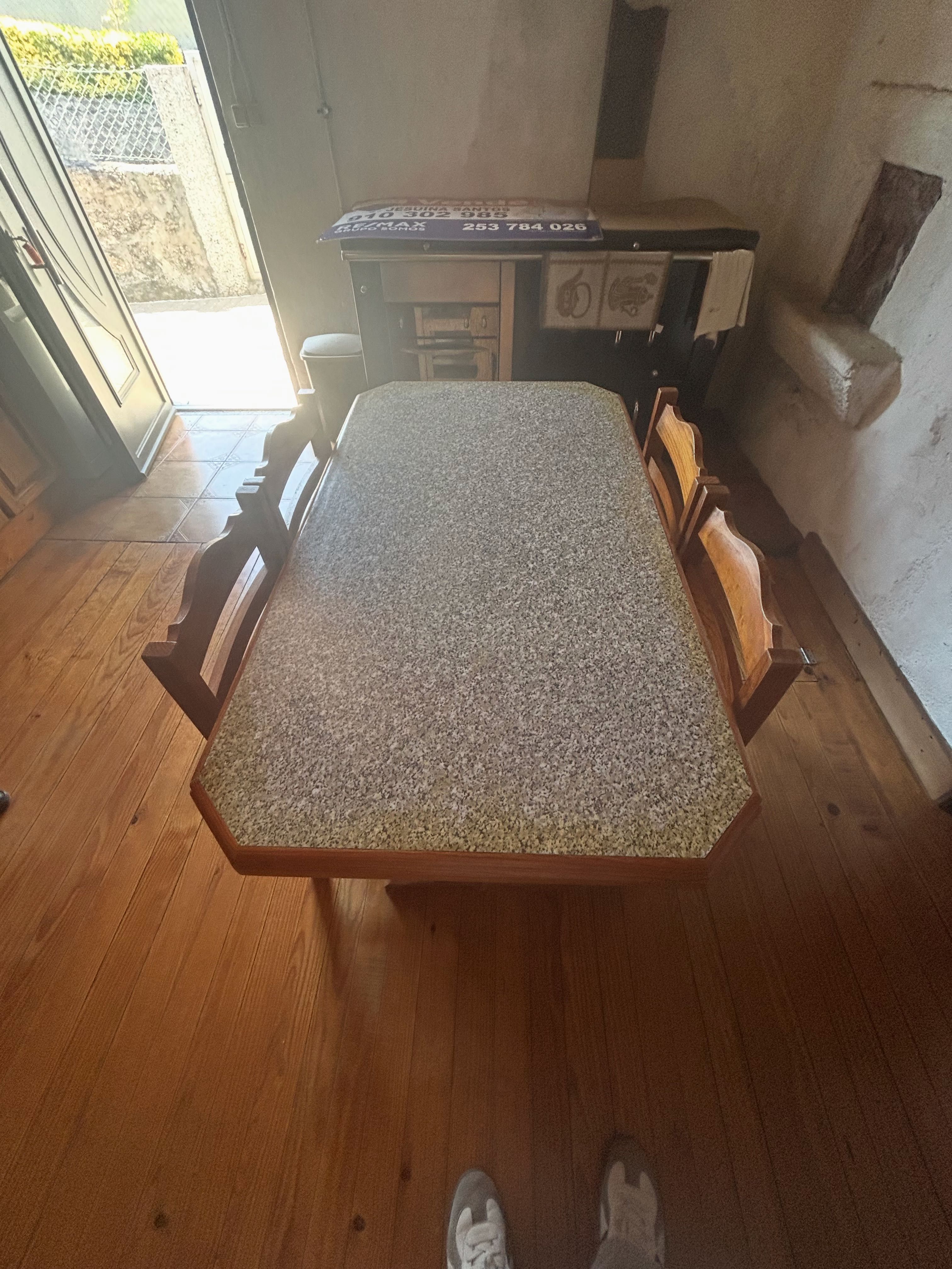 Mesa e móvel de cozinha