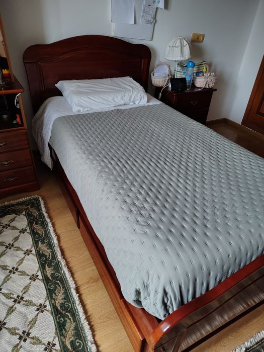 Cama individual com colchão